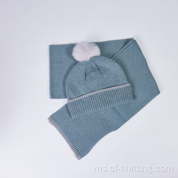 Wanita rajutan beanie dan selendang